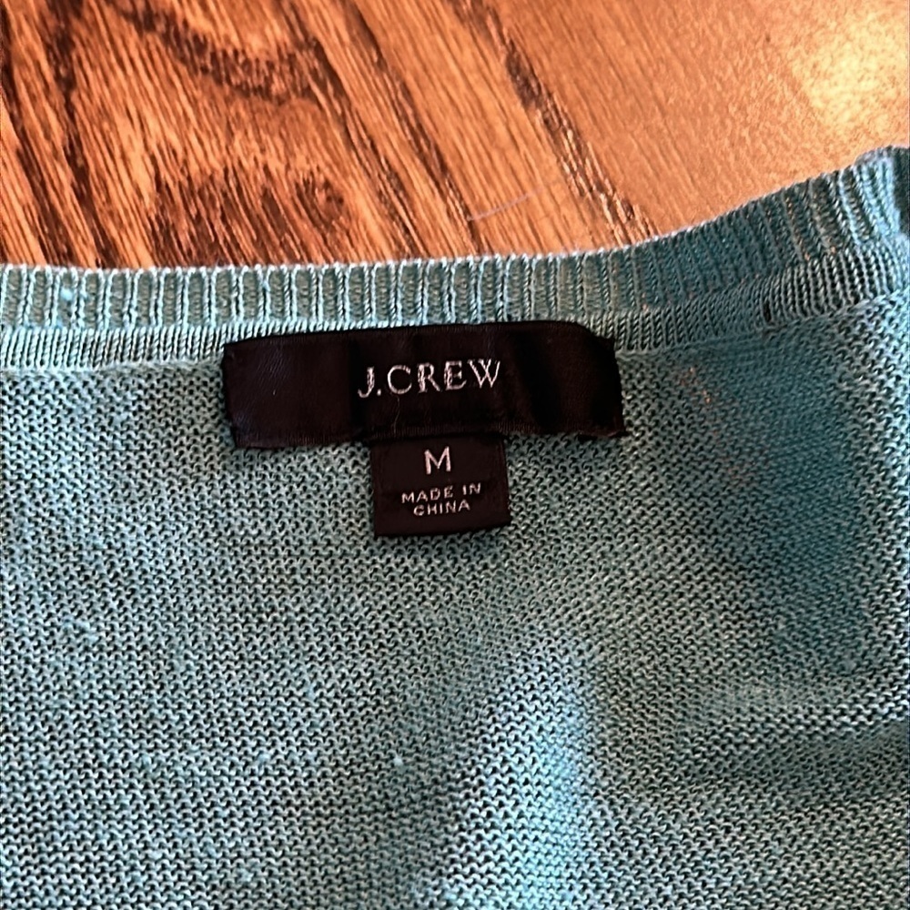 J crew linen v neck sweater. Teal green. Size medium. Button side trim - Picture 6 of 8